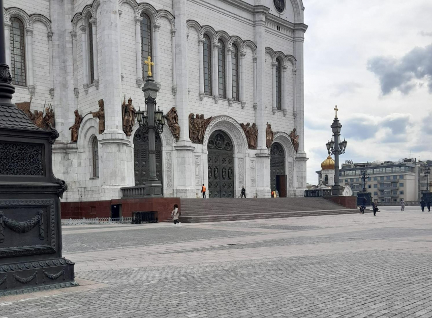 Бездомный из Волжского выкинул на пол перстень за 300 тысяч в храме Христа Спасителя: видео