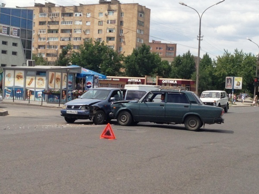 В Волжском на улице Мира столкнулись две легковушки