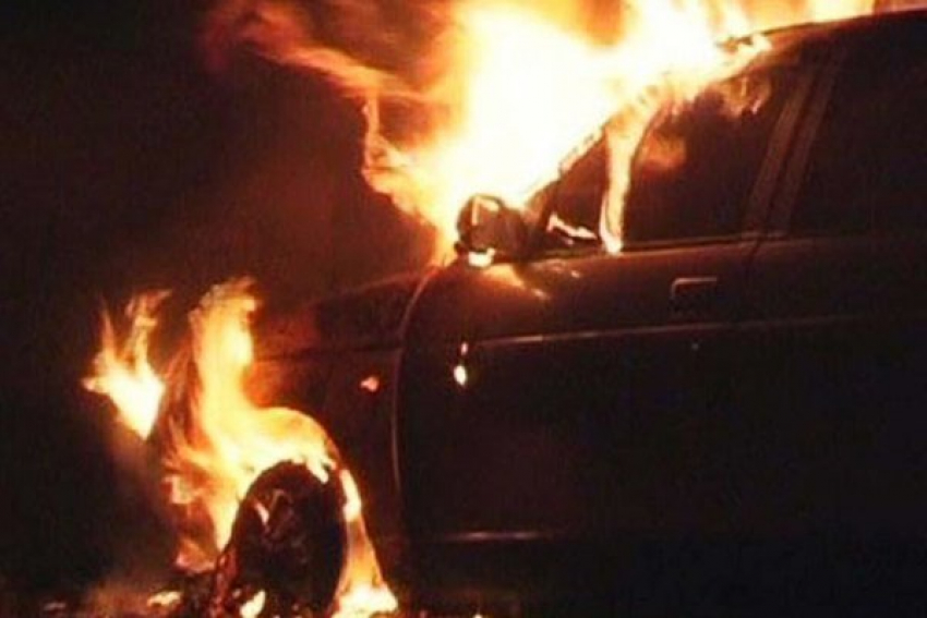 В Волгоградской области за сутки сгорели BMW X5 и «четверка»