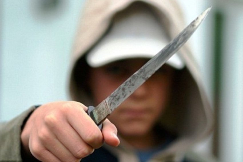 На севере Волгограда 17-летний подросток в ходе ссоры вонзил нож в грудь приятеля
