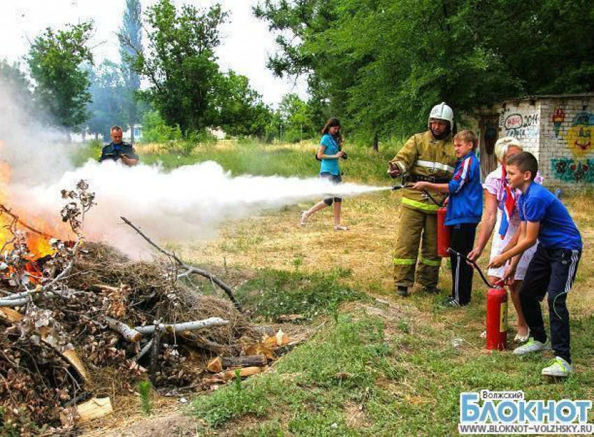 В волгоградском детском лагере правила пожарной безопасности изучали на практике