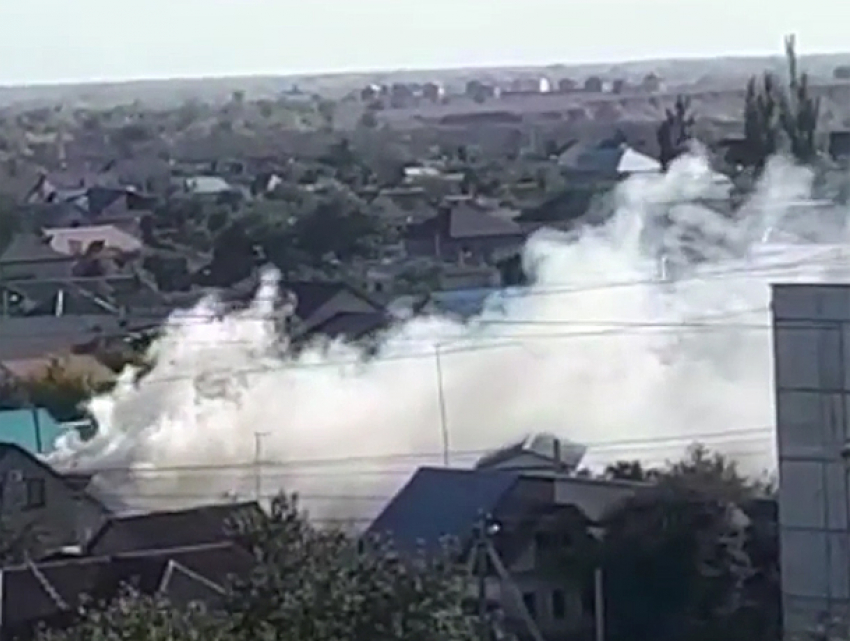 Горящая баня на Рабочем накрыла дымовой завесой микрорайон в Волжском 