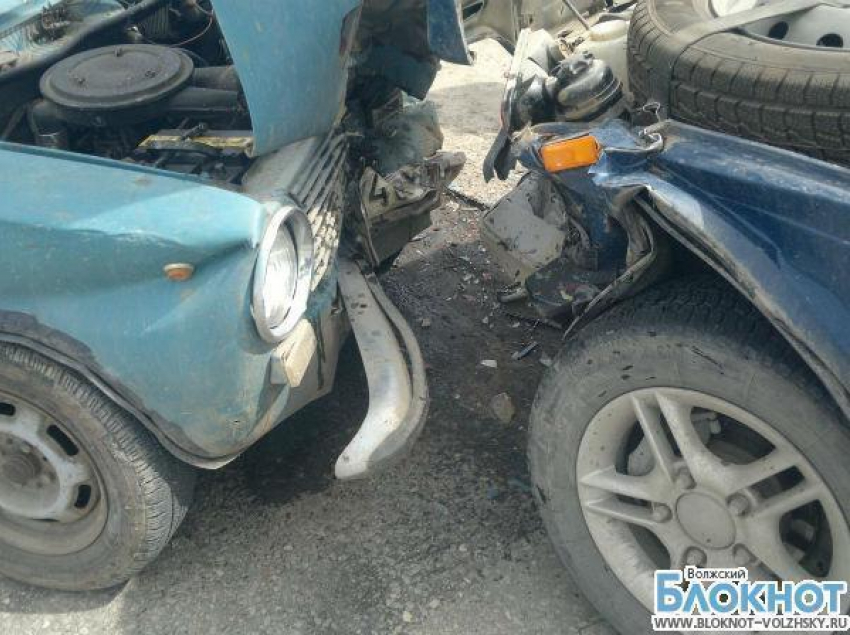 На юге Волгограда «Копейка» влетела в «Ниву»