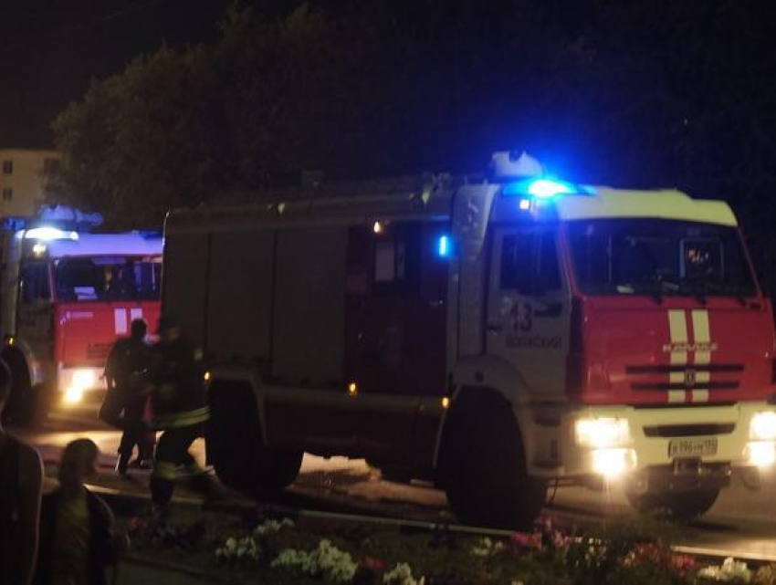 Помещение двухэтажного здания вспыхнуло в Волжском