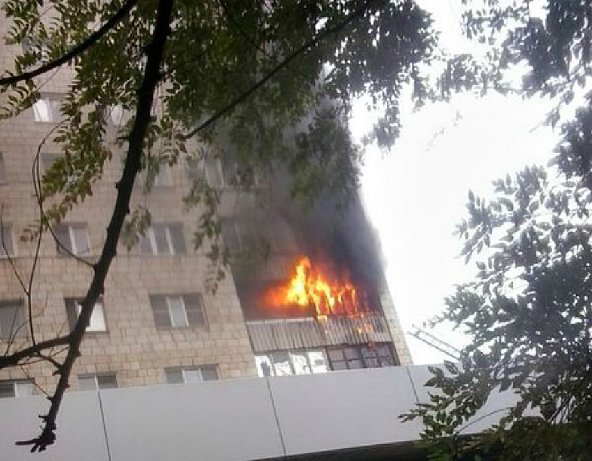 В Волжском горели сразу два смежных балкона