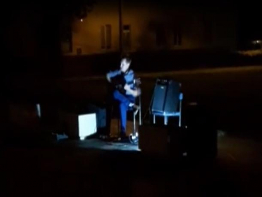 Уличный гитарист поразил прохожих своей игрой в Волжском