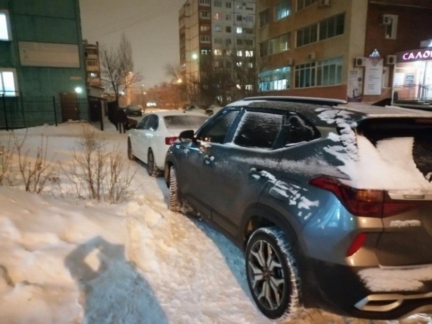 В Волжском автохамы заполнили всю пешеходную дорожку 