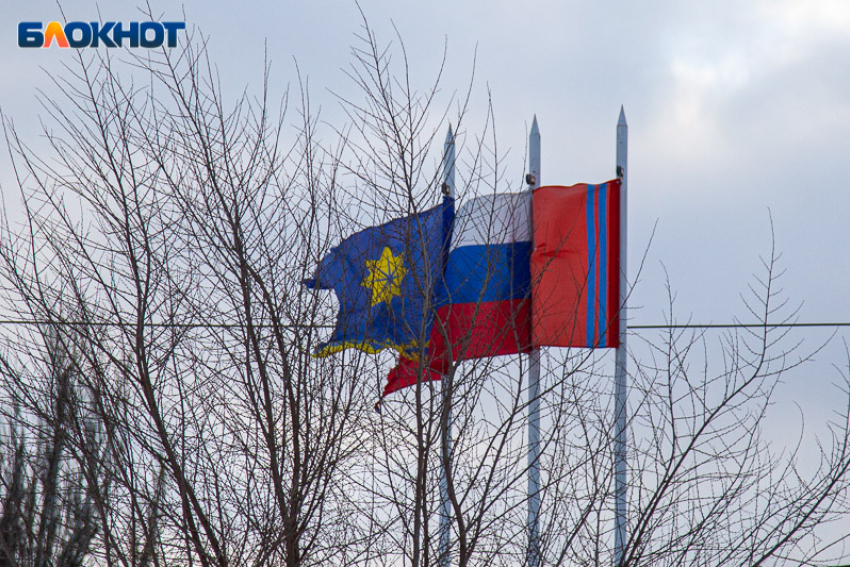 Энергия ГЭС и воды Волги: флагу Волжского исполнился 31 год