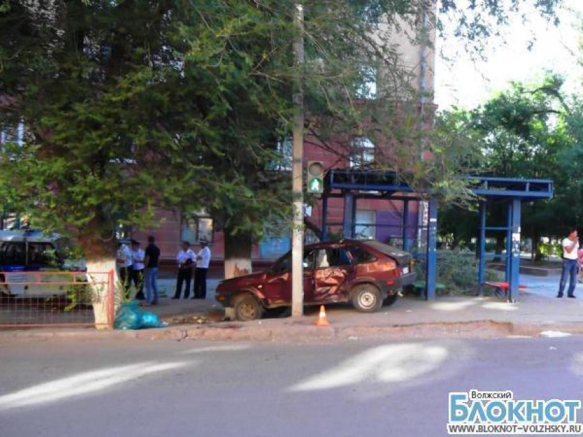 В Волгограде  «девятка»  въехала  в остановку  общественного транспорта