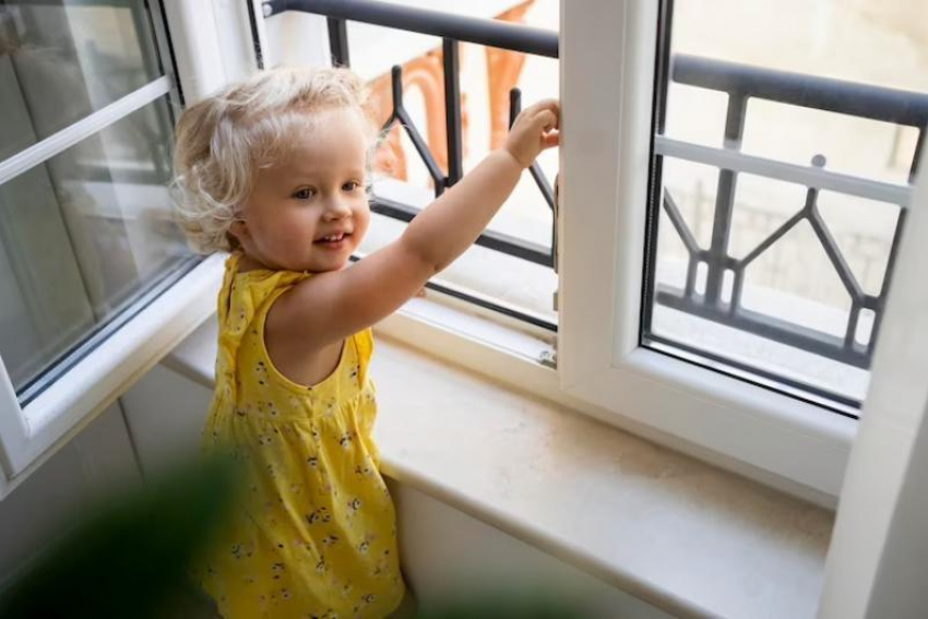 Как защитить детей и животных от выпадения из окна 