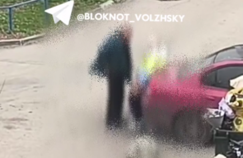 Женщина справила нужду на глазах у прохожих в Волжском: видео