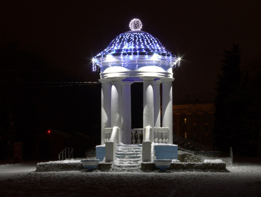 Ротонду в парке ВГС Волжского украсили новогодней подсветкой