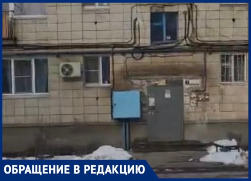 Волжанка заявила об угрозе после демонтажа козырька над подъездом