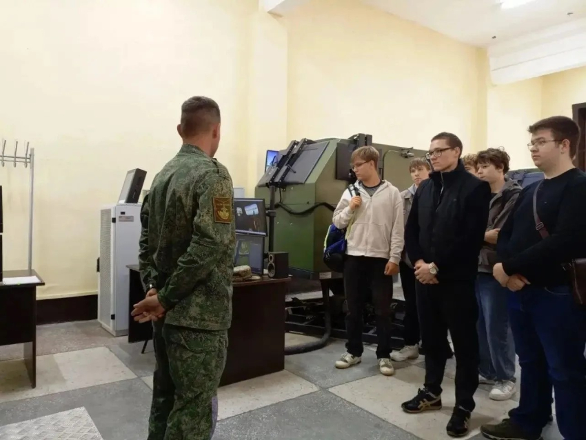 В Волжском 619 школьников отправили знакомиться с армейской жизнью