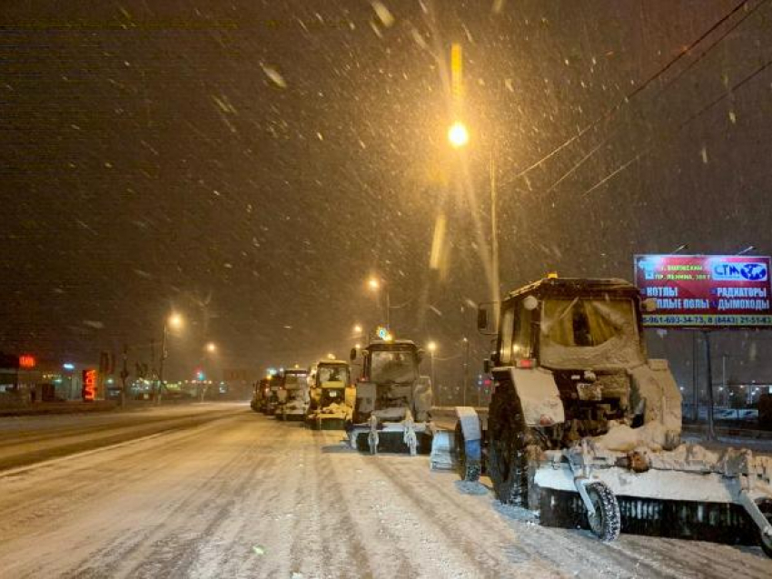 Ночью в пятницу на дороги Волжского «вышла» снегоуборочная техника