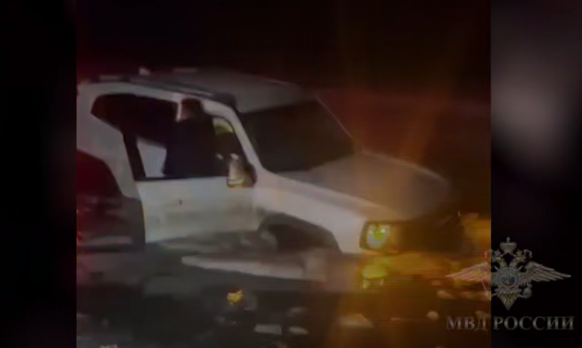 Волгоградский полицейский по грудь в ледяной воде спасал людей из тонущего авто