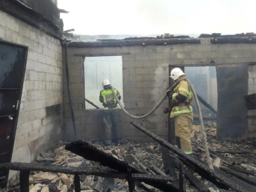 В Быковском районе сгорел частный дом