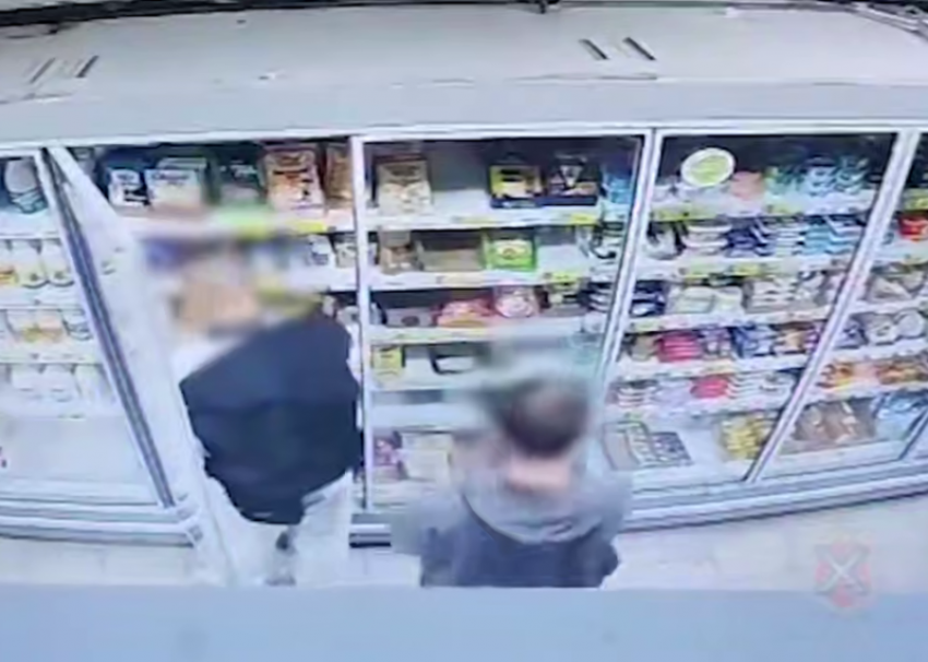 В Волжском пресечена серия магазинных краж: задержаны двое 18-летних подозреваемых, один из них – рецидивист