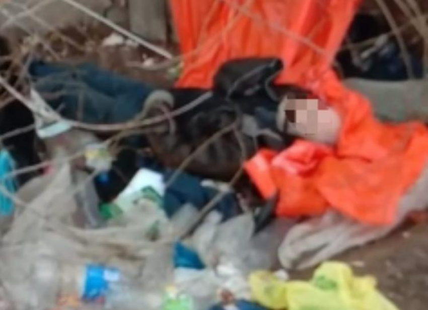Труп мужчины в мусоре нашли дети в Волжском