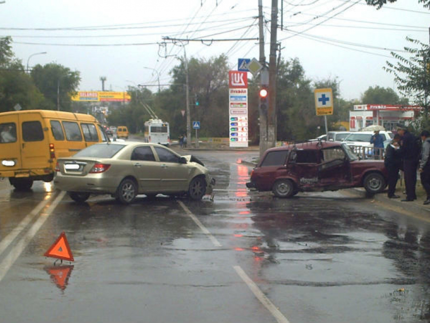В Волгограде водитель «четверки» устроил ДТП