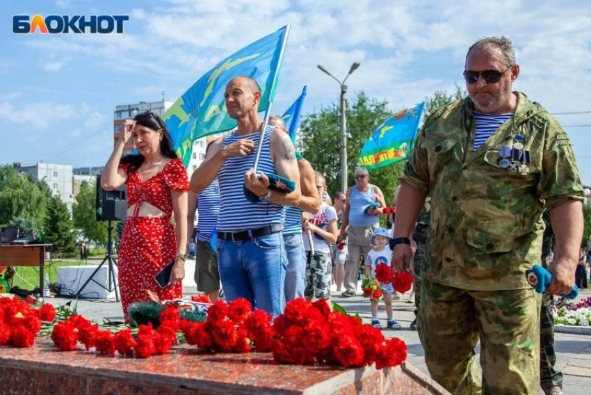 В День ВДВ в Волжском возложат цветы к памятнику воинам-интернационалистам
