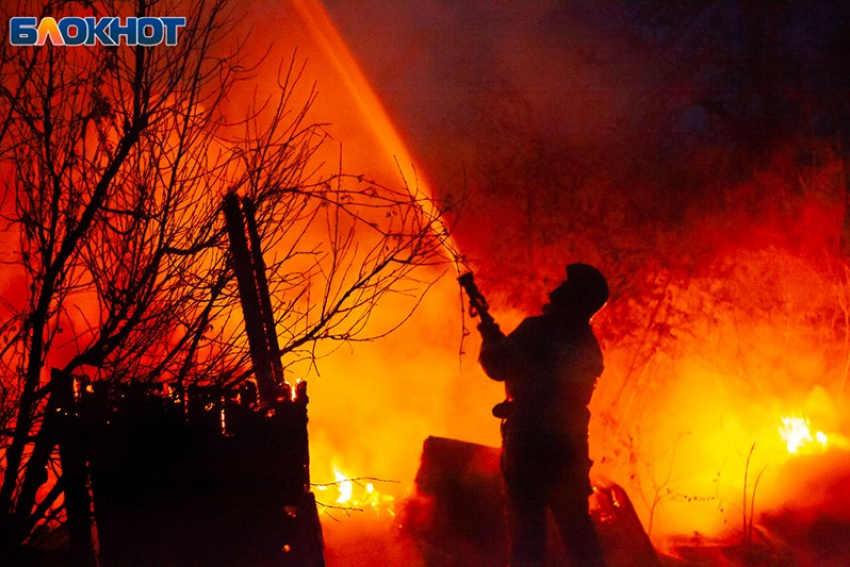 Близ Волжского произошел пожар: горела частная постройка