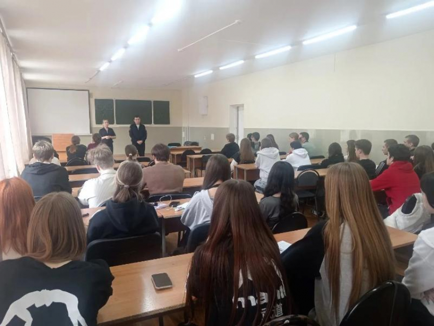 Волжским студентам разъяснили цену шалостей на дороге и в сети