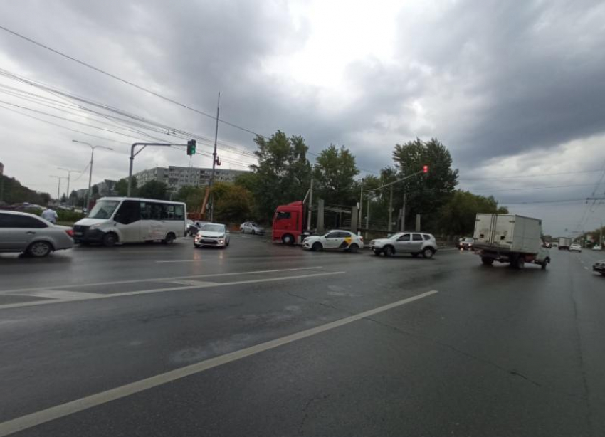 Грузовик врезался в маршрутку в Волгограде: пострадали два человека
