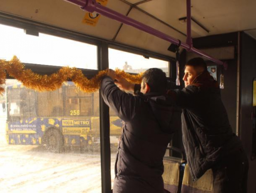 Самый популярный маршрут Волжского стал «Новогодним автобусом"