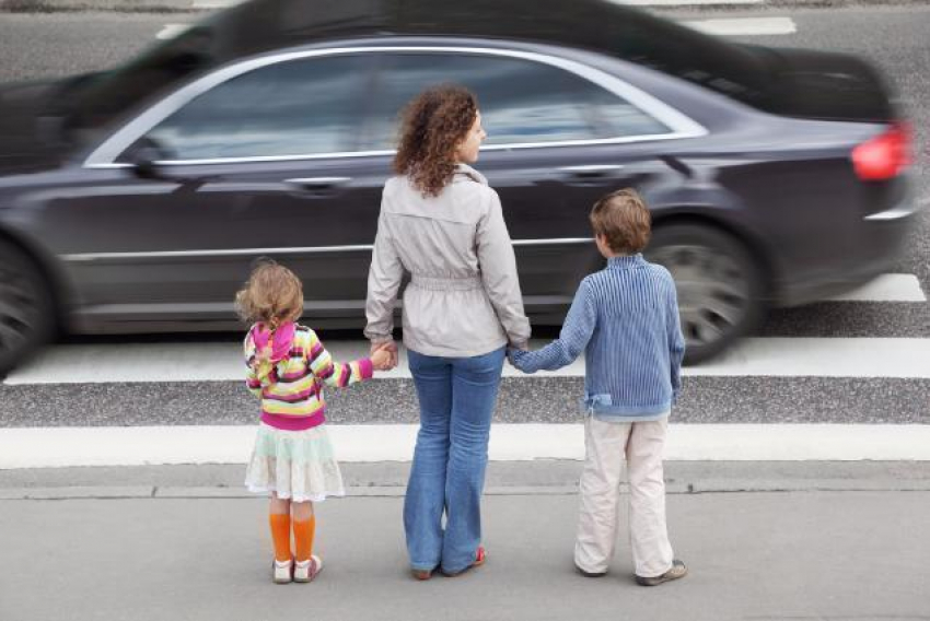 Незнайка и Баба-яга рассказали юным волжанам о Правилах дорожного движения
