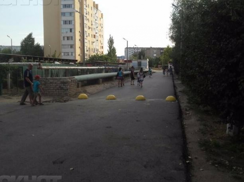 Власти Волжского отказались убрать «полусферы", которыми перегородили единственную дорогу внутри 26 микрорайона
