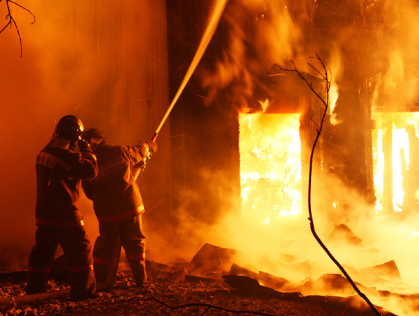 Добротная банька сгорела рано утром у жителей поселка Рабочий в Волжском 