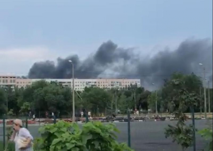 Сборка видео большого пожара в Волжском: дым за автоколонной