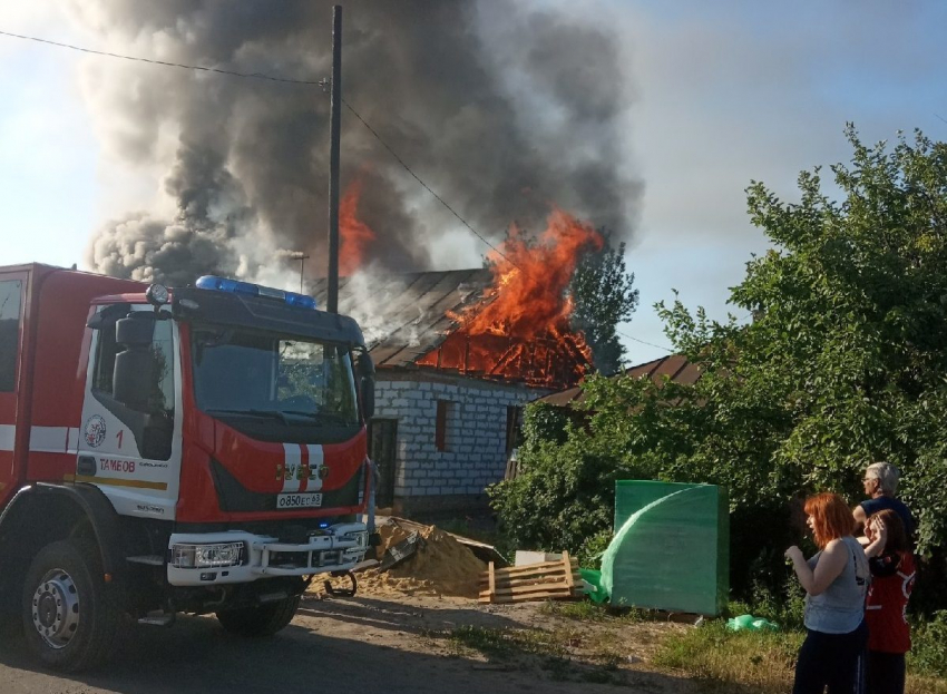 Два дома сгорели под Волжским