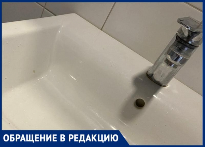 После прорыва трубы жители дома в Волжском уже 10 дней остаются без воды