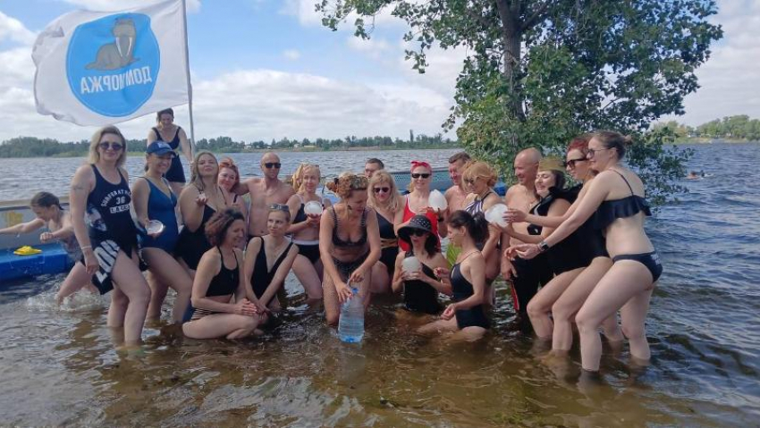 Волжские «моржи» окунулись в прохладу Ахтубы, официально закрыв сезон экстремального купания