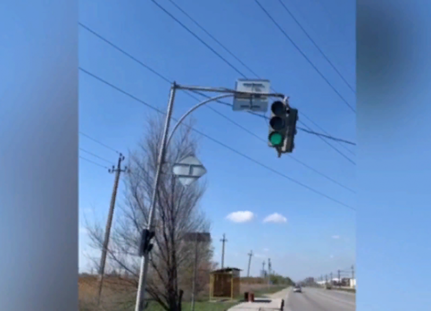 «Вот-вот упадет на прохожих»: в Волжском сняли на видео сломанный светофор