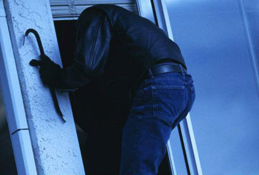 В Светлоярском районе задержана группа серийных дачных воров