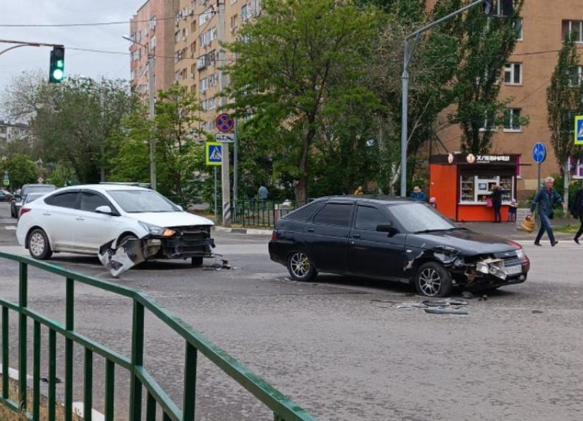 Остались без бамперов: авария на перекрестке в Волжском попала на видео