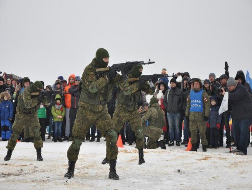 Во время выступления разведчиков в Волжском в ребенка прилетела стеклянная банка