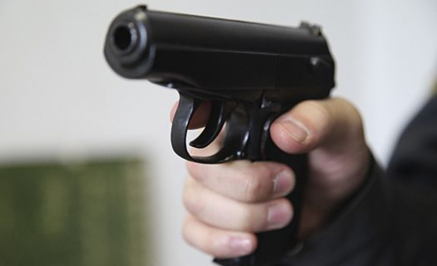 В Волгограде подросток угрожал пистолетом пенсионерке