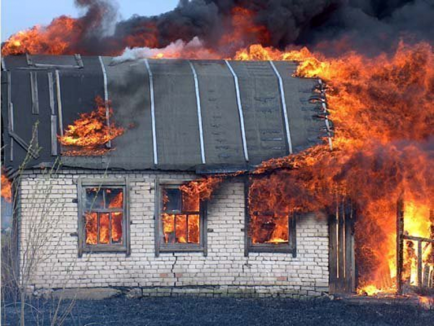 В Волжском во время пожара в дачном доме сгорел мужчина