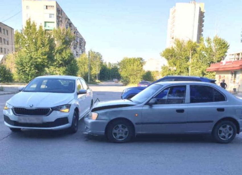 В Волжском водитель иномарки отправил подростка в больницу