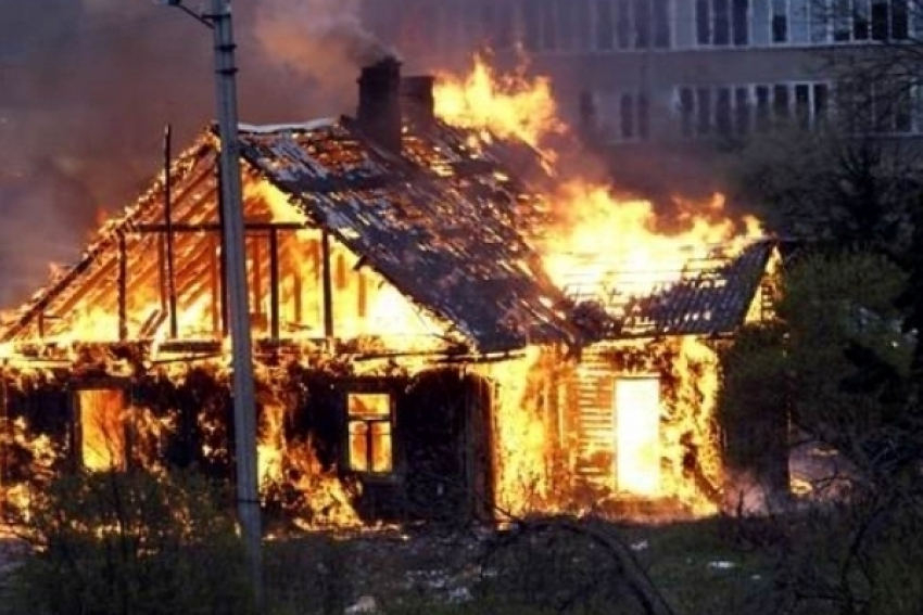 Под Волгоградом сгорел дом с 66-летним пенсионером