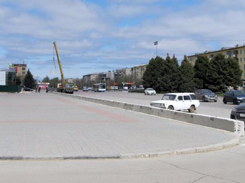 Площадь Ленина в Волжском обнесли бетонными плитами, чтобы защититься от террористов в майские праздники