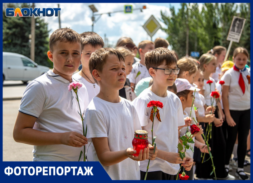 В Волжском почтили память павших в годы Великой Отечественной войны: фоторепортаж с акции «Свеча памяти»
