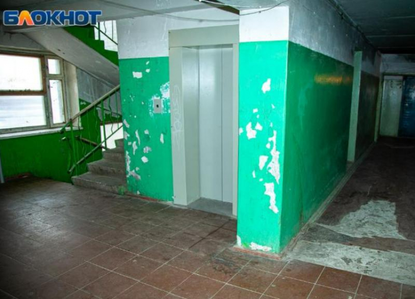 В Волжском заменили лифты в многоэтажках