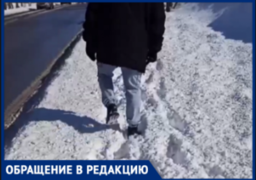 Коммунальщики на въезде в Волжский «выгнали» людей на проезжую часть