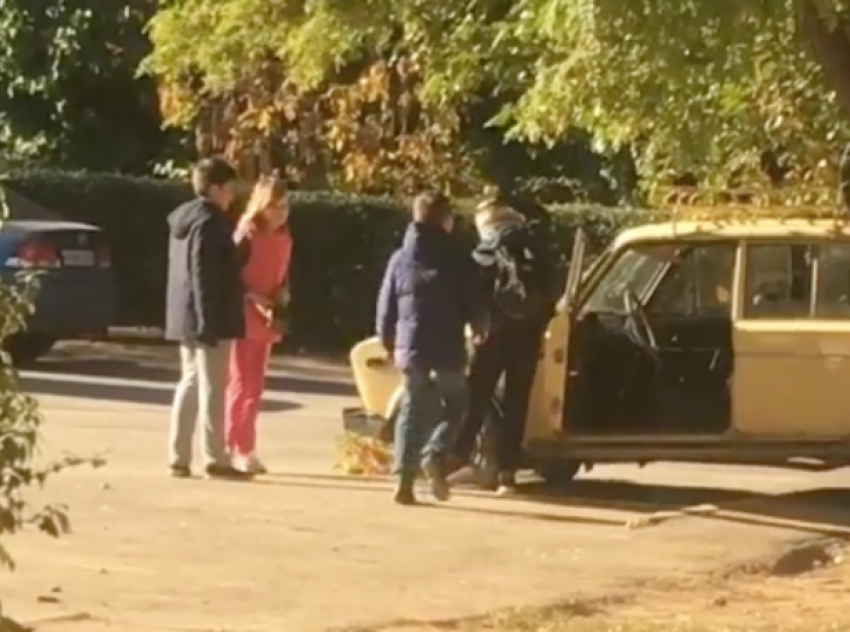 Подрастающие вандалы изуродовали легковушку во дворе Волжского