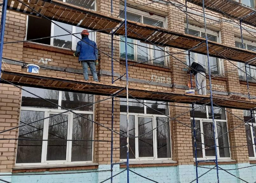 В Волжском продолжается ремонт второго корпуса школы №19